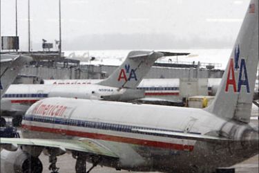 r_American Airlines jets taxi to and from gates at O'Hare International airport in Chicago, Illinois December 24, 2008. REUTERS