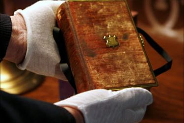 r_The Bible upon which President Abraham Lincoln was sworn in for his first inauguration is displayed at the Library of Congress in Washington December 23, 2008.
