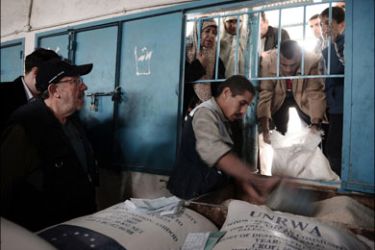 afp : European Commissioner for Development and Humanitarian Aid Louis Michel (L) visits a UNRWA food distribution center in the northern Gaza Strip district of
