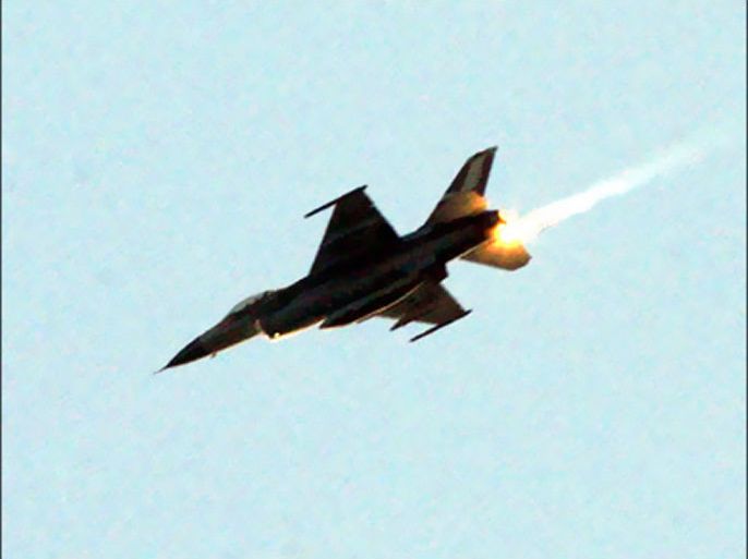 r : An Israeli F-16 fighter jet flies over the northern Gaza Strip January 1, 2009. Israel killed a senior Hamas leader in an air attack on his home on Thursday, striking its first deadly blow