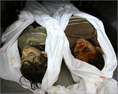 الطفلتان لما وهيا حمدان هل حملتا السلاح أثناء ركوبهما عربة حمار لكي تستهدفهما صواريخ الاحتلال؟ (الفرنسية)