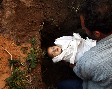 أما الطفل محمد سموني فوالده يستعد لمواراته الثرى بعد أن انضم لقائمة طويلة من الأطفال الأبرياء الذين قتلوا دون ذنب جنوه (الأوروبية)