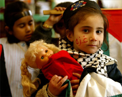 وهذه الطفلة الفلسطينية في مخيم عين الحلوة تتعاطف بطريقتها مع أشقائها الذين استشهدوا أو فقدوا عائلاتهم في العدوان (الفرنسية) 
