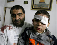 فلسطيني يحمل ابنه الذي جرح في الغارة الإسرائيلية على خان يونس (الفرنسية)