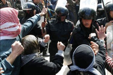 r : Protesters clash with Egyptian police during a demonstration against Israel's offensive in Gaza, in el-Arish, 344 km (214 miles) northeast of Cairo January 9, 2009, Israel