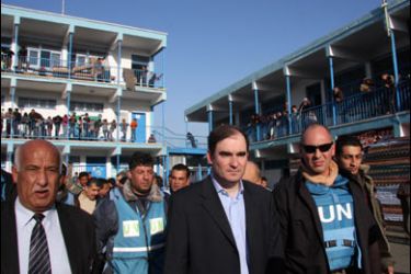 f/John Ging, head of the United Nations Relief and Works Agency (UNRWA), visits a UN-run school where many Palestinian families are seeking refuge in the Jabalia refugee camp, northern Gaza Strip on January 7, 2009.