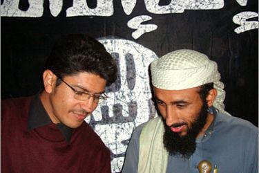 أبو بصير (يمين) مع الصحفي (عبد الإله شائع-يناير 2009. - الجزيرة نت