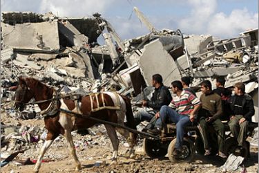REUTERS / Palestinians look at houses destroyed during Israel's offensive in Jabalya in the northern Gaza Strip January 18, 2009. Palestinian militants in the Gaza Strip launched