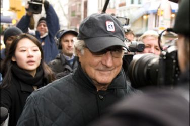 afp : (FILES)Bernard L Madoff walks down Lexington Ave to his apartment December 17, 2008 in New York City. Victims of Bernard Madoff's alleged pyramid scheme are due to find