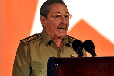 epa01589071 Cuban President, Raul Castro, delivers a speech during the celebration act to commemorate the 50th anniversary of the Cuban revolution in Santiago de Cuba,