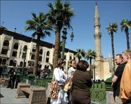 سياح أمام مسجد الإمام الحسين(الفرنسية-أرشيف)