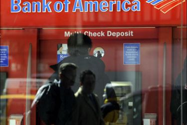 afp : A man uses an ATM at a Bank of America branch in New York on February 23, 2009. US authorities unveiled details of a new aid plan for struggling banks that appears to