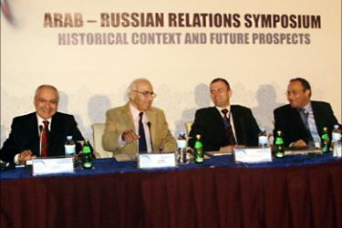 المشاركون في الجلسة الثالثة - ملتقى العلاقات العربية الروسية بالدوحة