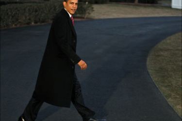 r_U.S. President Barack Obama walks across the South Lawn to board Marine One at the White House in Washington, February 5, 2009. REUTERS/Jim