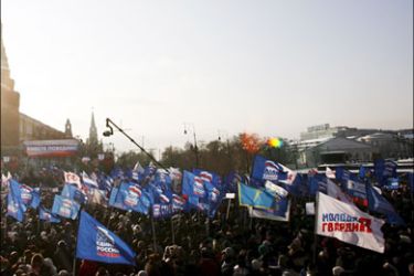 epa01620258 Some thousands supporters of a pro-Kremlin 'United Russia' party hold a rally support government anti-crisis measures in the centre of Moscow, Russia