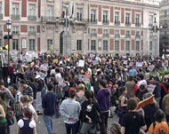 الإسبانيون تظاهروا قبل أيام احتجاجا على سياسة الحكومة الاقتصادية (الجزيرة)