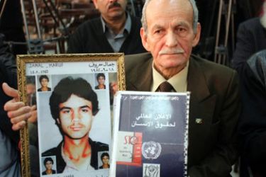 الجزيرة / والد المفقود جمال معروف يحمل صور لابنه