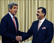 كيري خلال لقاء سابق مع رئيس الوزراء الباكستاني (رويترز-أرشيف) 