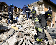 أعمال الإنقاذ متواصلة وسط توقعات بارتفاع حصيلة الضحايا (رويترز)