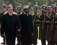 رئيس تركيا عبد الله غل مع شيخ شريف الذي أكد قدرة حكومته على مواجهة القرصنة(الفرنسية)