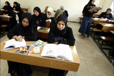 afp : An Iraqi teacher lectures a class of analphabets at an all-female school in Baghdad's al-Dora neighbourhood on March 23, 2009. Around 100 illiterate students aged between 28 and