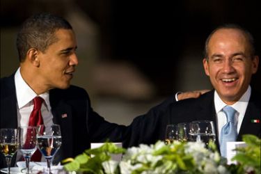 afp : Mexican President Felipe Calderon (R) smles with US president Barack Obama (L) during a banquet at the Anthropology National Museum in Mexico City, on April 16,