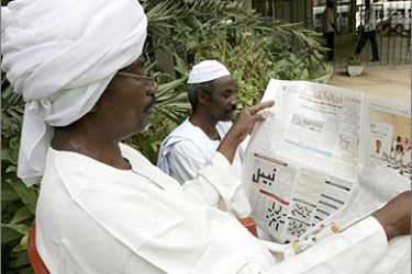 AFP / A Sudanese man reads a local Arabic newspaper in Khartoum on April 27, 2009. A draft press law giving authorities in Sudan the power to close down newspapers has the country's independent media up in arms.