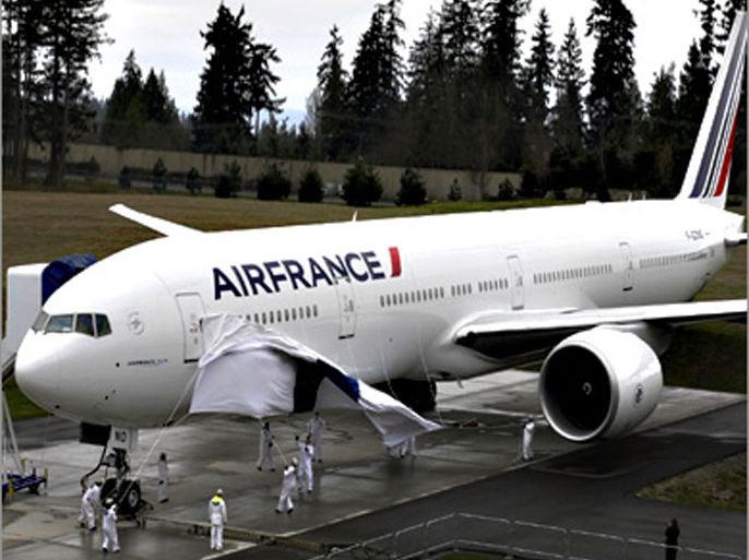 REUTERS / Worker unveil the new Air France logo on a Boeing 777 300-ER in Everett, Washington, April 10, 2009. REUTERS/Marcus R Donner (UNITED STATES