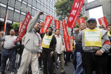 afp : Labour union members shout slogans during a rally in front of the headquarters of Keidanren, Japan's largest business group in Tokyo on April 8, 2009. Some 300 people
