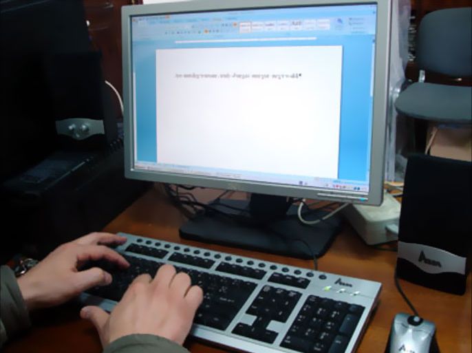 الجزيرة/ موظف في المحافظة السامية للأمازيغية يكتب على الكومبيوتر بالأمازيغية
