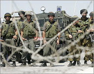 الوحدات الهندسية بالجيش الإسرائيلي تعمل على بناء السياج (الفرنسية-أرشيف)