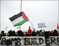 المتظاهرون رفعوا العلم الفلسطيني أثناء الاحتجاج  (الجزيرة نت)