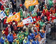 مشهد من المظاهرة التي جرتفي بروكسل الجمعة (رويترز)