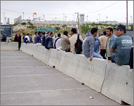 الفلسطينيون يضطرون إلى الانتظار ساعات (الجزيرة نت)