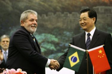 afp/ Brazil's president Luiz Inacio Lula da Silva (L) shakes hands with China's President Hu Jintao during a signing ceremony at the Great Hall of the People in Beijing on May 19, 2009.