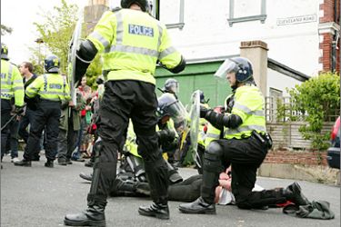 عملية إعتقال مظاهرة صاخبة شارك فيها عدة الاف منددة بمصنع للسلاح نظمتها مجموعة حقوقية تدعى سحق ايدو في مدينة برايتون جنوب لندن