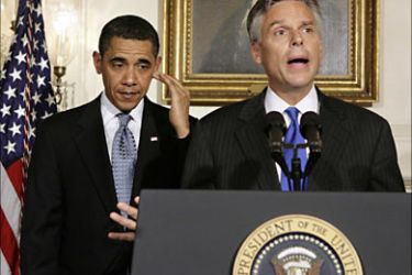 r_Utah Governor Jon Huntsman speaks next to U.S. President Barack Obama after accepting a nomination to be the new United States Ambassador to China, at the Diplomatic