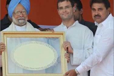 Indian Prime Minister Manmohan Singh (L) along with Congress party General Secretary Rahul Gandhi (C) hold up a souvenir presented by Congress party candidate and sitting Member of Legislative Assembly (MLA) O.P Soni during an election campaign rally in Amritsar on May 11, 2009