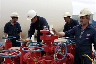 r_Workers adjust valves of an oil pipe in Tawke oil field near Dahuk, 400 km (245 miles) north of Baghdad May 9, 2009. Iraq's largely autonomous Kurdish region said on