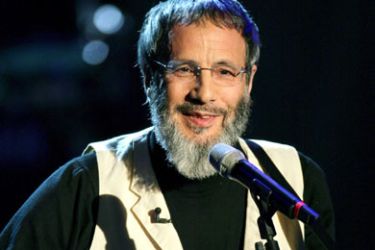 epa00881698 British musician Yusuf Islam formerly known as Cat Stevcens performs his new song 'Heaven' on the German ZDF television show Wetten Dass in Bremen,