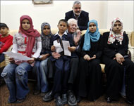 الرئيس الأميركي الأسبق عاين معاناة الفلسطينيين في قطاع غزة (رويترز)