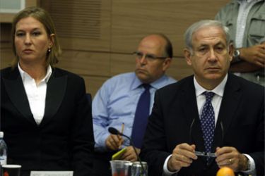 Israeli Prime Minister Benjamin Netanyahu (R) sits next to opposition leader and former foreign minister, Tzipi Livni (L), at the Knesset before a meeting of the Israeli parliament's Foreign Affairs and Defense Committee in Jerusalem on June 1, 2009