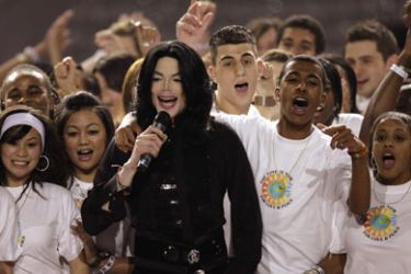 U.S. pop star Michael Jackson performs "We are the World" during the World Music Awards at Earl's Court in London in this November 15, 2006 file photo. Jackson's much-hyped