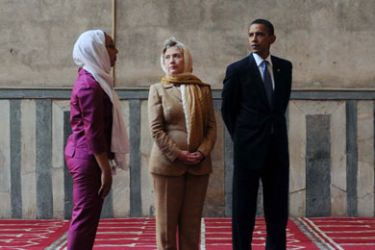 US President Barack Obama (R) and US Secretary of State Hillary Clinton (C) tour the Sultan Hassan Mosque in Cairo, on June 4, 2009. The pair took a tour of the medieval mosque