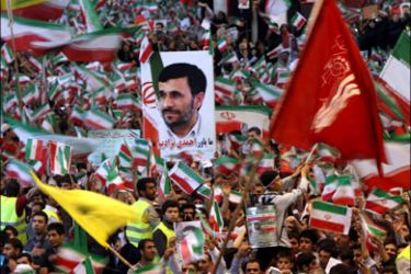 epa : epa01755646 Supporters of Iranian President and presidential candidate Mahmoud Ahmadinejad cheer and hold some pictures depicting Ahmadinejad during an election
