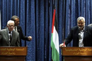 r : Senior Hamas leader Ismail Haniyeh (R) and former U.S. President Jimmy Carter hold a joint news conference in Gaza City June 16, 2009. Carter arrived in Gaza on Tuesday