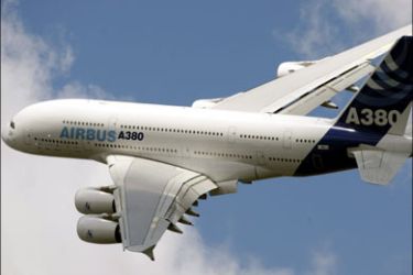 r : An Airbus A380 takes part in a flying display during the 48th Paris Air Show at the Le Bourget airport near Paris, June 16, 2009. REUTERS/Pascal Rossignol (FRANCE