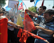متظاهرون أتراك يحرقون الأعلام الصينية في مدينة إسطنبول (الفرنسية)