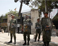 
شرطة شغب أمام سفارة ألمانيا بطهران حيث جرت احتجاجات على الموقف الألماني (الفرنسية)