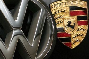 afp : (FILES) Picture taken on September 26, 2005 shows the emblems of car manufacterers Volkswagen (L) and Porsche in a car dealership in Wilhelmshaven, northern